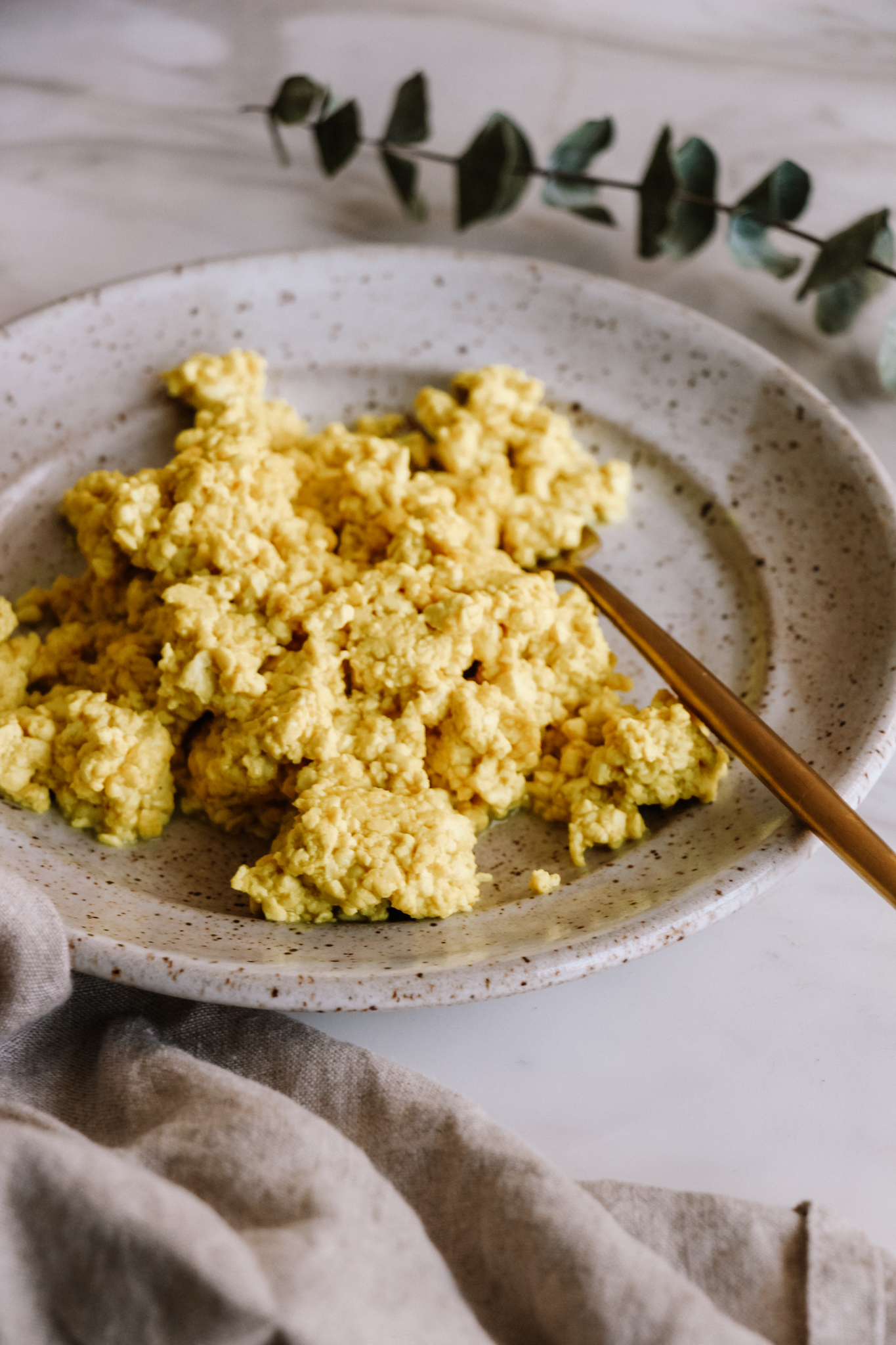 easy tofu scramble made with 4 ingredients in just 15 minutes! #vegan #plantbased #breakfast